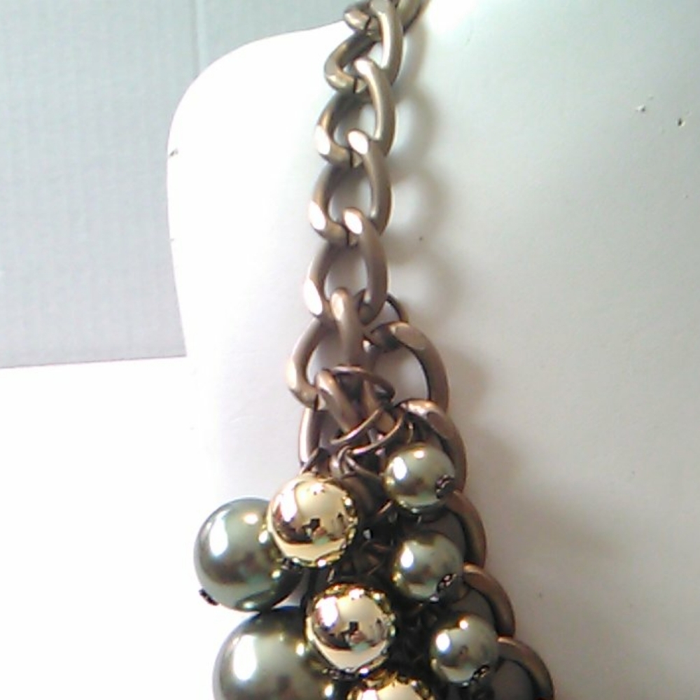 Nwt Green and Gold necklace set - Picture 2 of 8